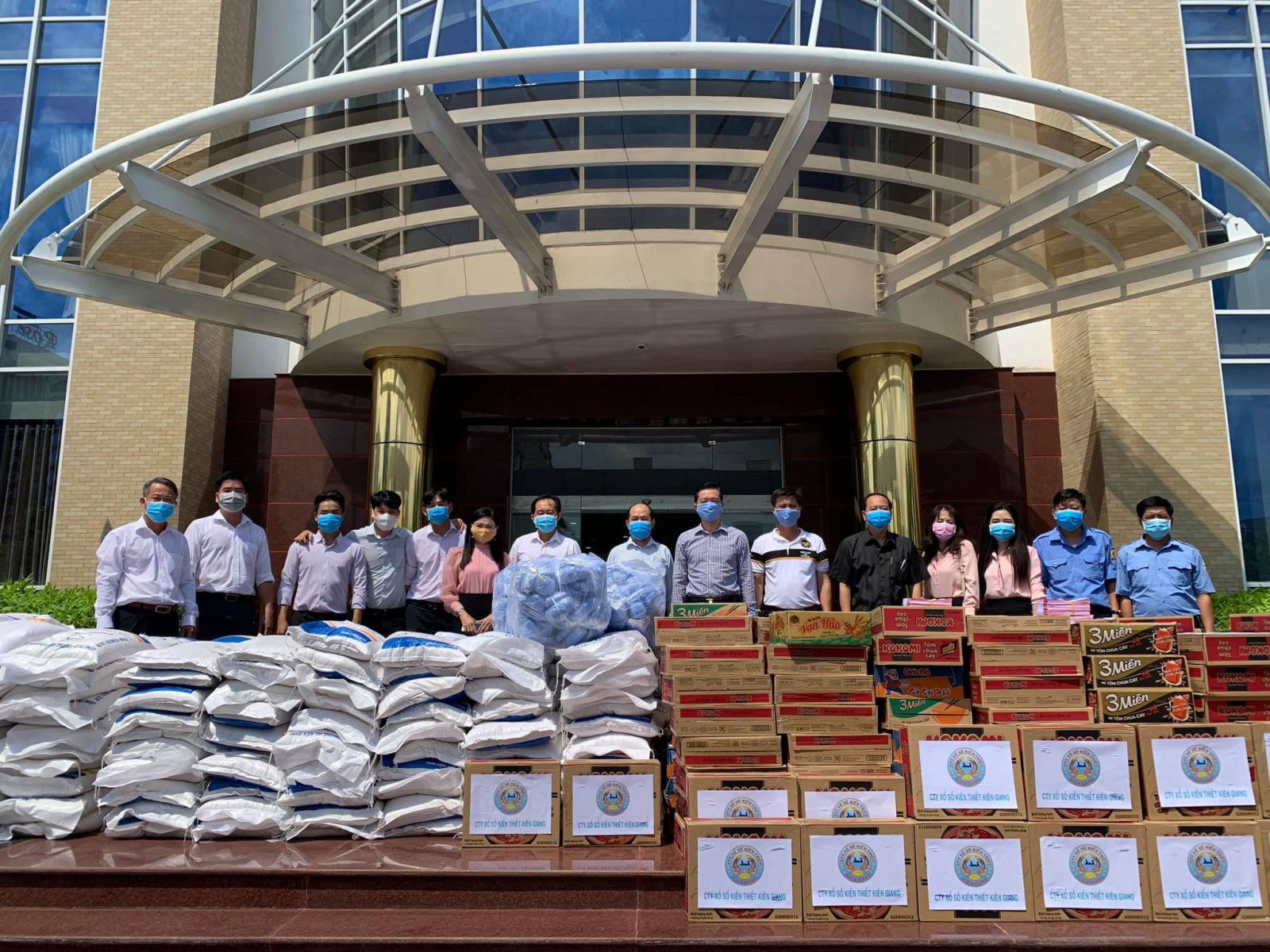Hỗ trợ trên 400 phần quà cho người bán vé số dạo