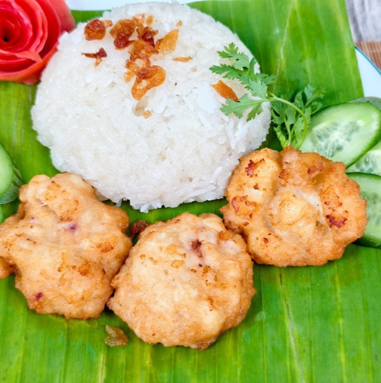 Chả mực chiên chấm tương ớt, sốt