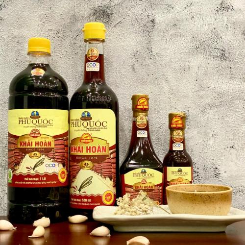 Đồ ăn đang sôi cho nước mắm vào