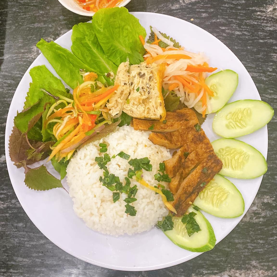 Cơm sườn bì chả chay